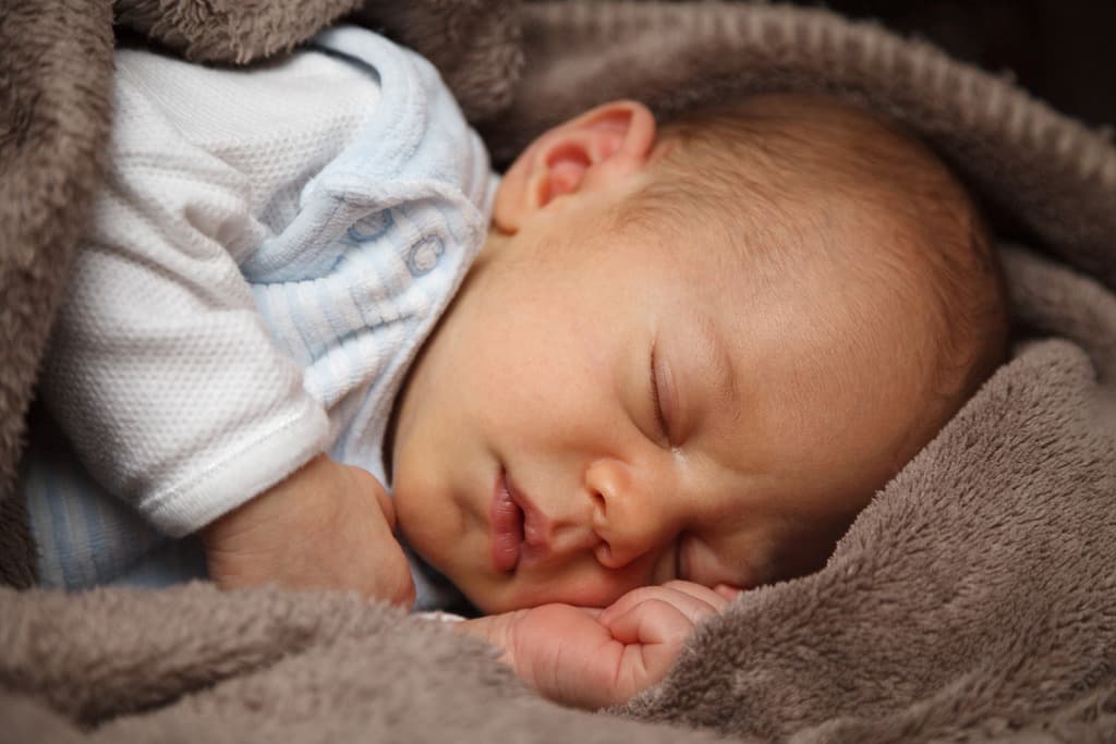 bébé qui dort sur le côté