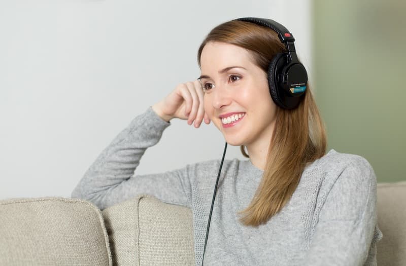 Femme avec casque audio