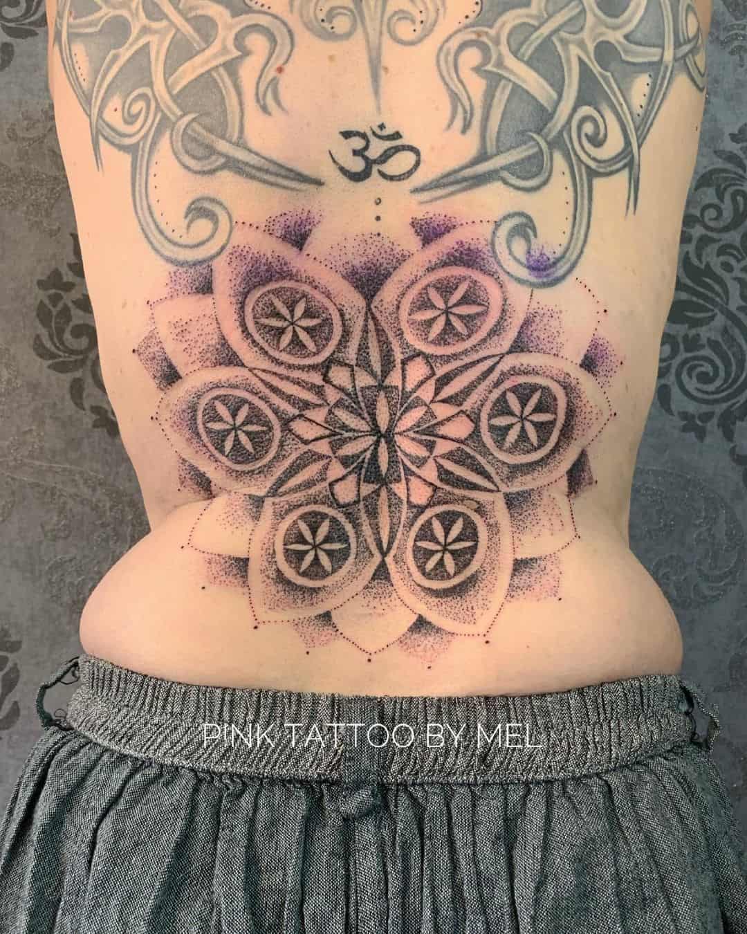 Tatouage détaillé et dramatique de la fleur de vie 