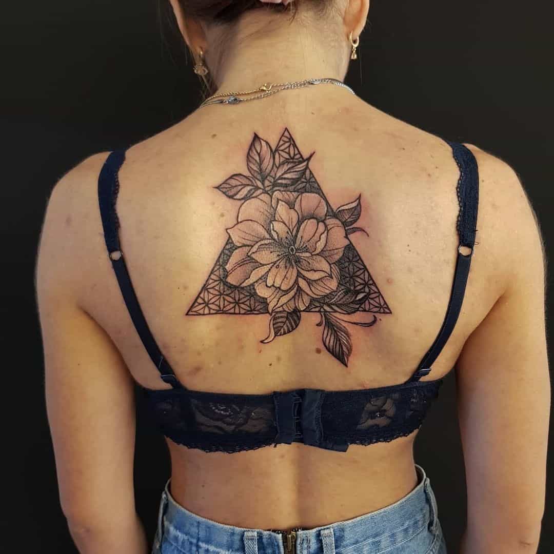 Tatouage de la fleur de vie sur le cou et le dos 