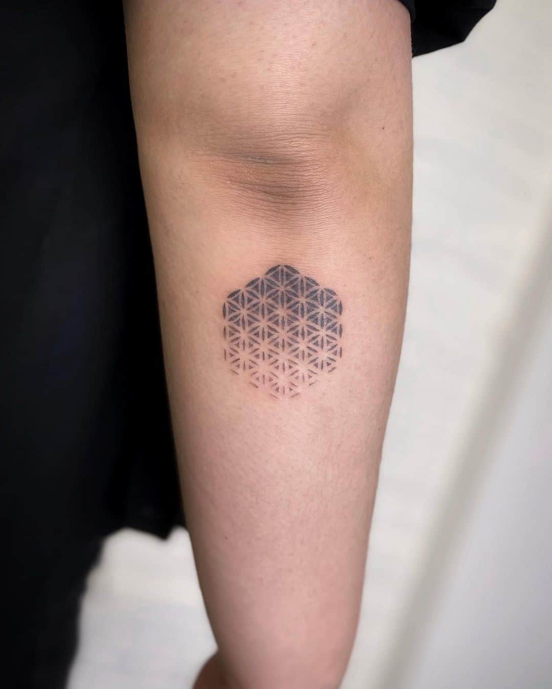 Petit tatouage détaillé de la fleur de vie 