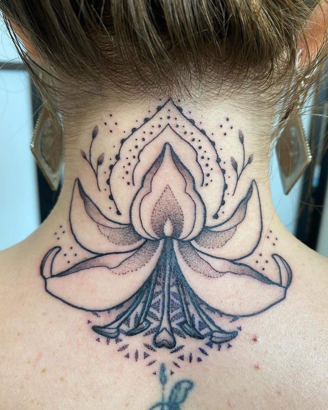 Tatouage de la fleur de vie dans le cou pour les femmes 