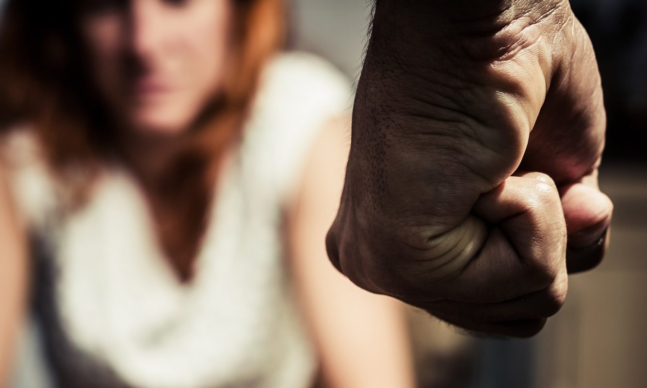 homme point serré face à sa femme