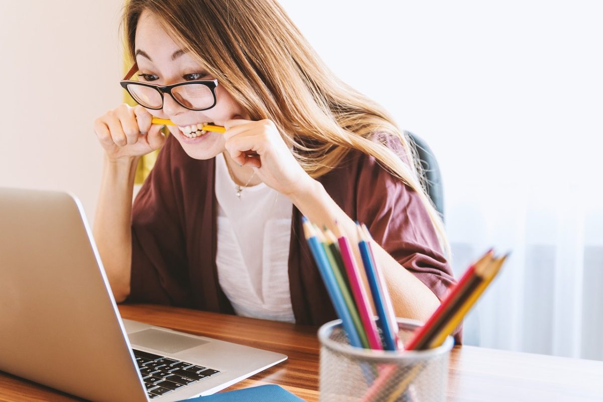 femme au bord du burnout au bureau