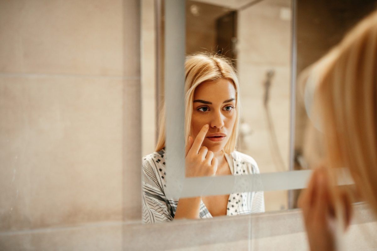 femme qui essaie de me débarrasser des points noirs