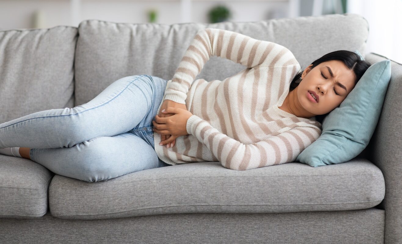 douleur-des-périodes-jeune-femme-souffrante-des regles