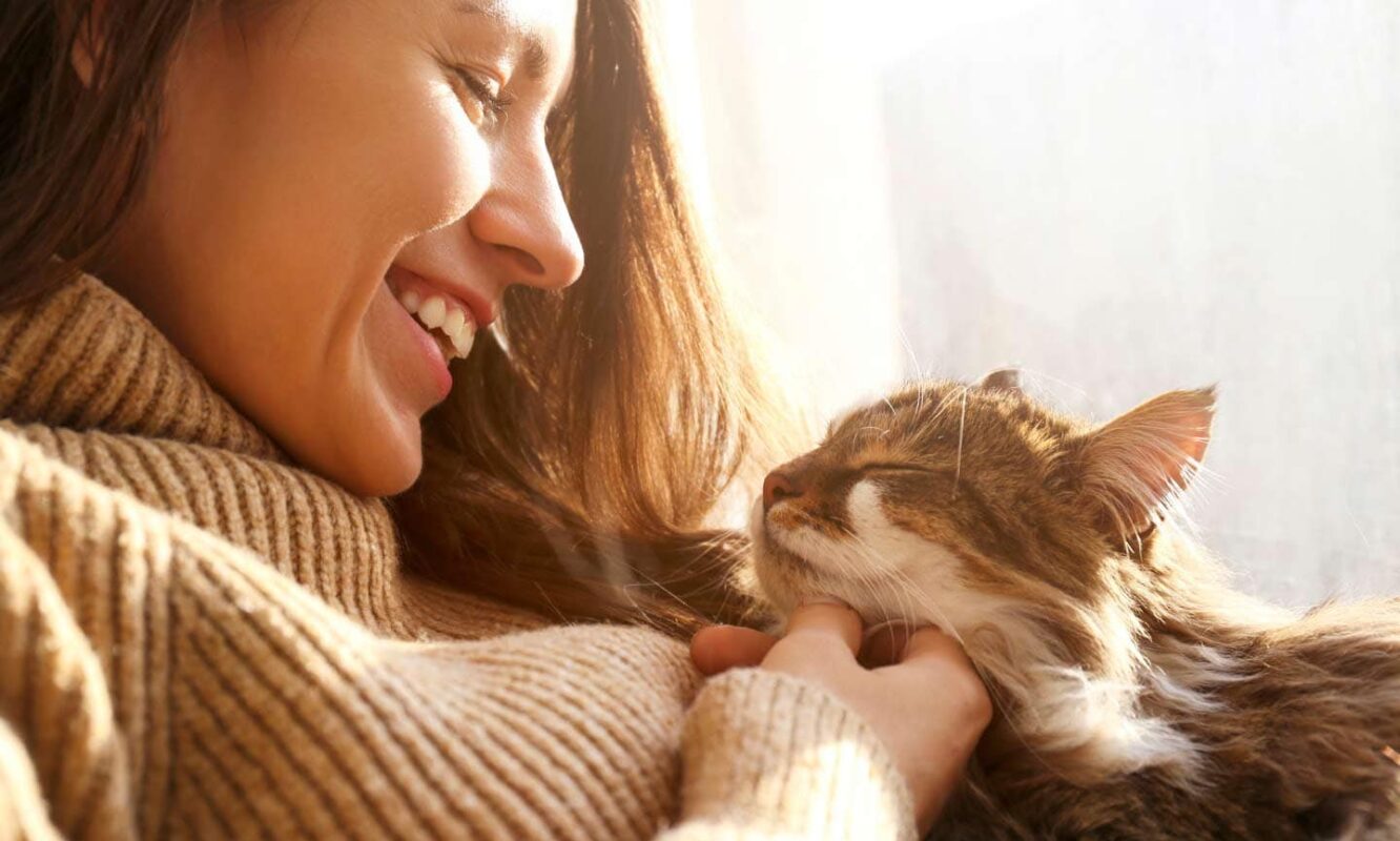 femme sourire avec un chat