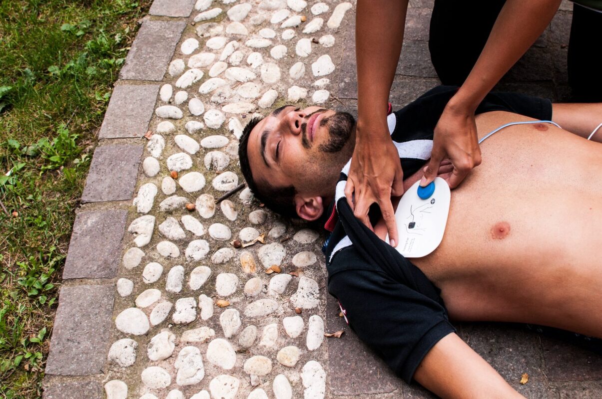 fille-aider-un-gars-inconscient-avec-cpr-et-cardi