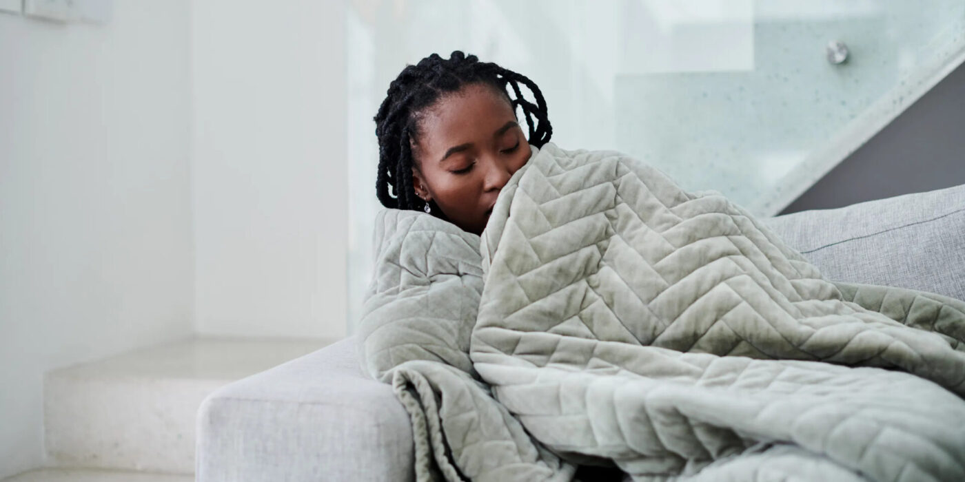 femme caucasienne avec une couverture lestée