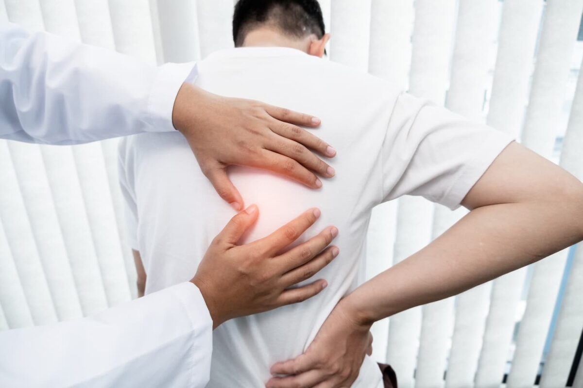 homme chez un medecin pour douleur de dos